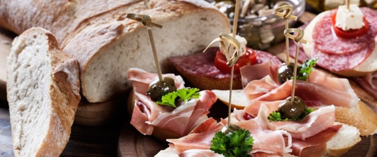 Pain, toasts avec de la charcuterie