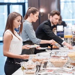 des personnes se servent lors d'un buffet
